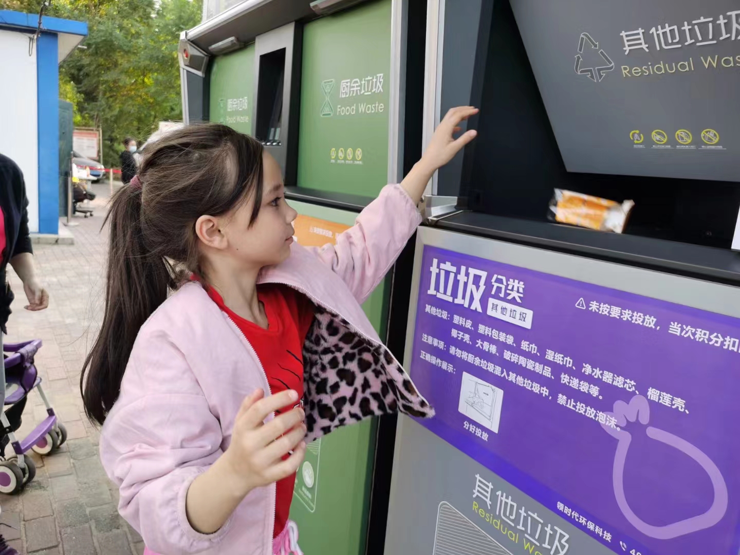 高科技與高顏值并存的智能垃圾分類箱，你身邊有了嗎？